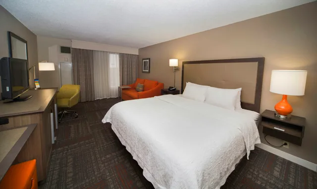 Study, King Bed، Hampton Inn and Suites Valdosta Conference Center 1/4