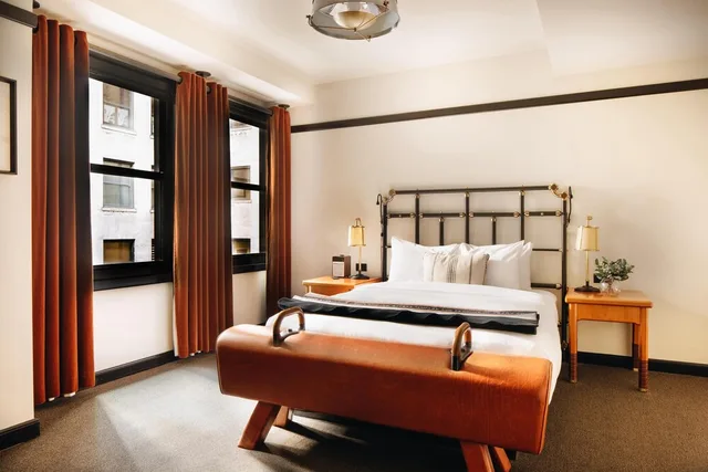 غرفة بسرير كوين، Chicago Athletic Association 1/4