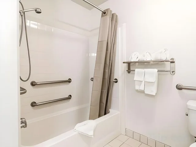 2 Queen Beds Mobil Access Tub Nsmk Kitchen، Studio6 Plano, TX - Dallas - Plano Medical Center 6/6