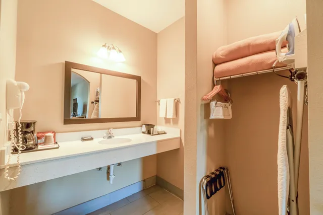 غرفة بسرير كينج لغير المدخنين، Moulton Inn & Suites By OYO Near Shiner TX 4/5