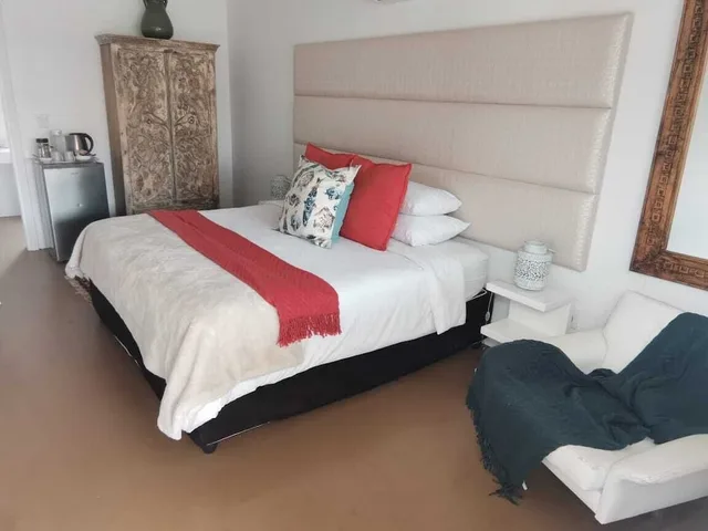 Standard, King Bed, The Rez 2/6