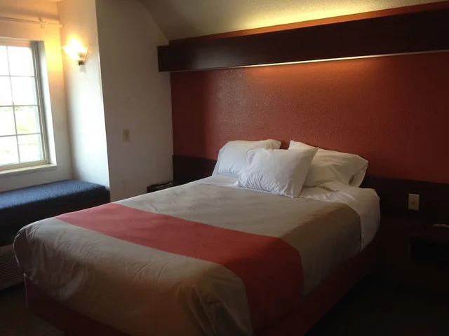 غرفة قياسية بسرير كوين، Motel6 Olathe, KS 3/8