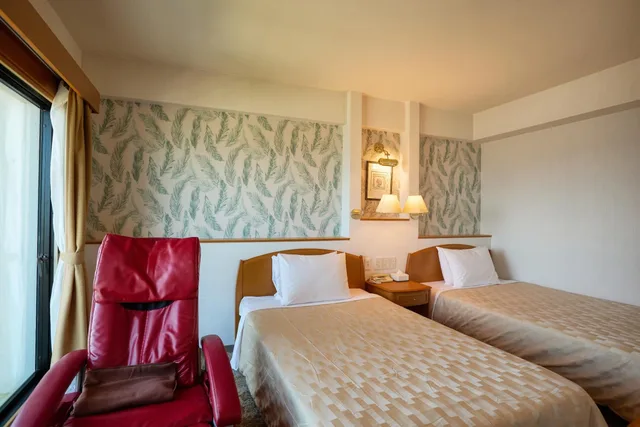 غرفة بسريرين منفصلين بإطلالة على البحر للمدخنين، Naha Beach Side Hotel 1/10