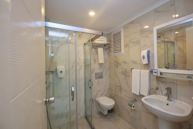 غرفة قياسية بسرير مزدوج بإطلالة على البحر بغرفة نوم واحدة مع أريكة، Meri Hotel Oludeniz 3/3