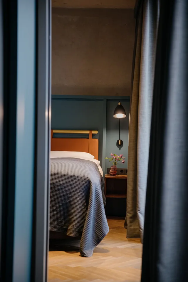 Lagoon, Blue, King Bed, Sofa، Downtown Apartments Berlin Mitte Wedding 2/3