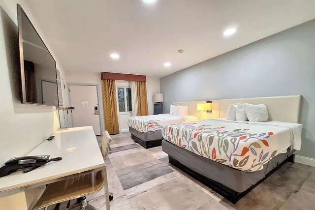 غرفة بسريرين كوين بإطلالة على البحيرة، Travelodge by Wyndham Indianapolis Speedway 1/3