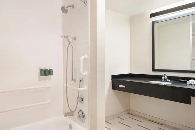 Room, King Bed, Pool Side, Accessible، Fairfield Inn Suites Los Angeles Lax el Segundo 3/3
