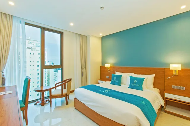 غرفة ديلوكس بسرير كينج بإطلالة جزئية على البحر، Mandila Beach Hotel Danang 4/10