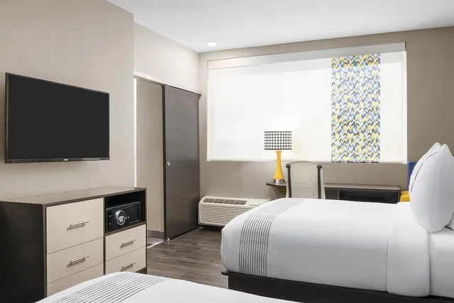 Standard, 2 Queen Beds, Accessible, Glo Best Western Dawley Farms In Sioux Falls 7/10