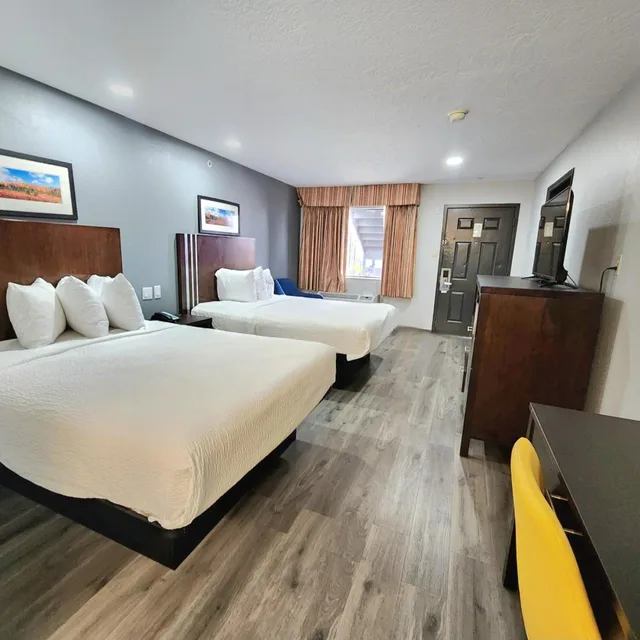 جناح عائلي بسرير كينج وسرير كوين بغرفتي نوم بمطبخ، Days Inn & Suites by Wyndham Winnie 2/5