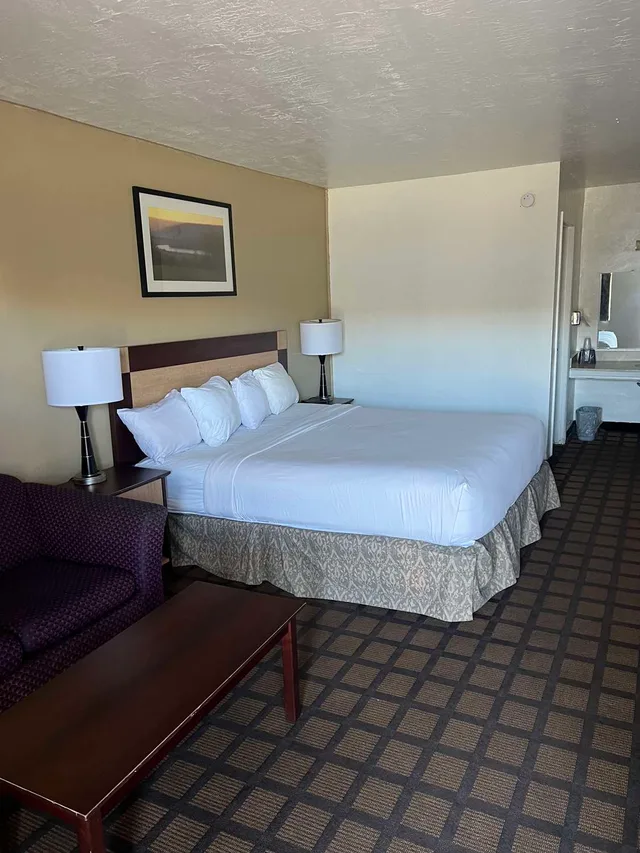 غرفة بسرير كينج للمدخنين، Americas Best Value Inn Wendover 1/3