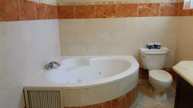 غرفة ديلوكس بسرير مزدوج بجاكوزي، New Garden Hotel 3/4