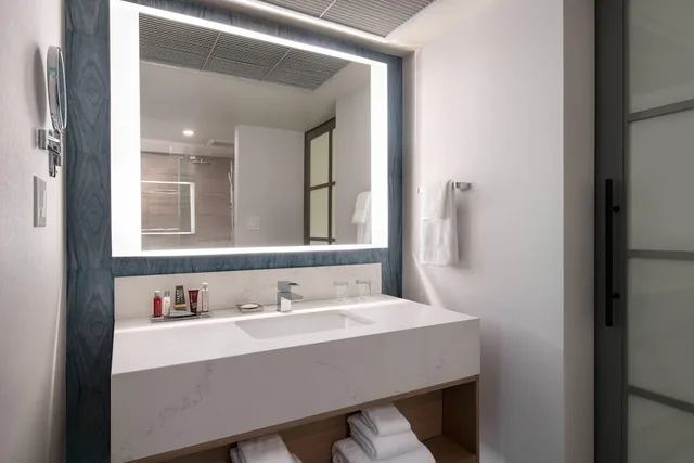 جناح جونيور بسرير كينج بإطلالة على المدينة مع أريكة، Vancouver Airport Marriott Hotel 10/10