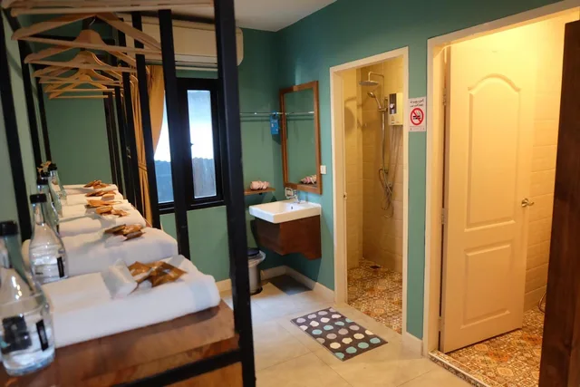 غرفة عائلية بأسرّة بطابقين بحمام خاص، Siri Poshtel Bangkok 8/10