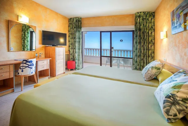 غرفة بأربعة أسرّة بإطلالة على البحر بشرفة، Hotel Servigroup La Zenia 8/10