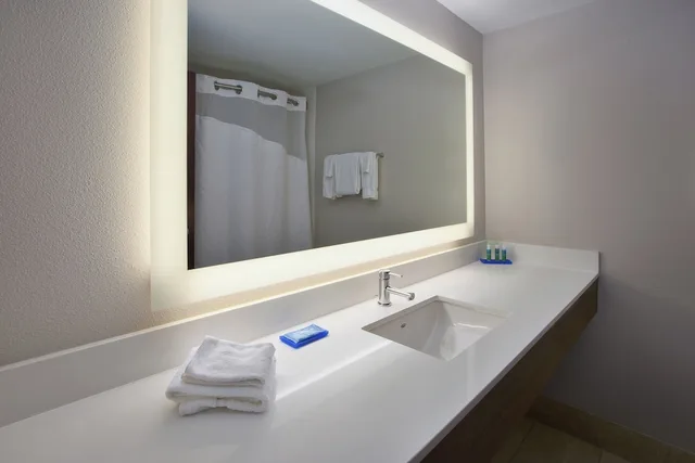غرفة قياسية بسرير كينج بحوض جاكوزي، Holiday Inn Express Hotel And Suites Cincinnati Northeast Milford 3/4