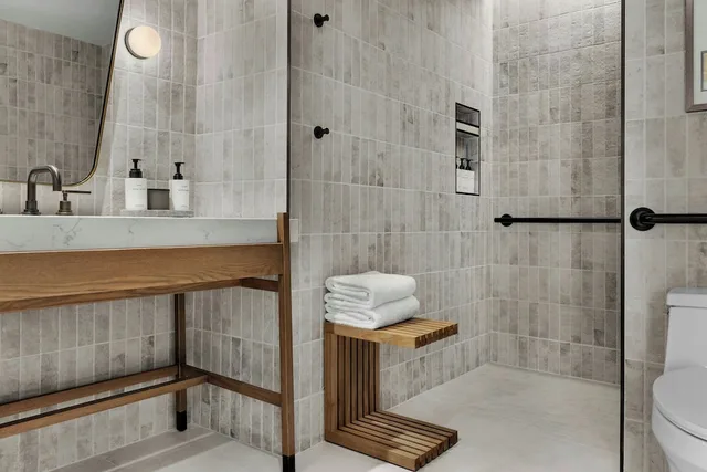 غرفة بسرير كينج بشرفة، The Limited Hotel Charleston 7/8