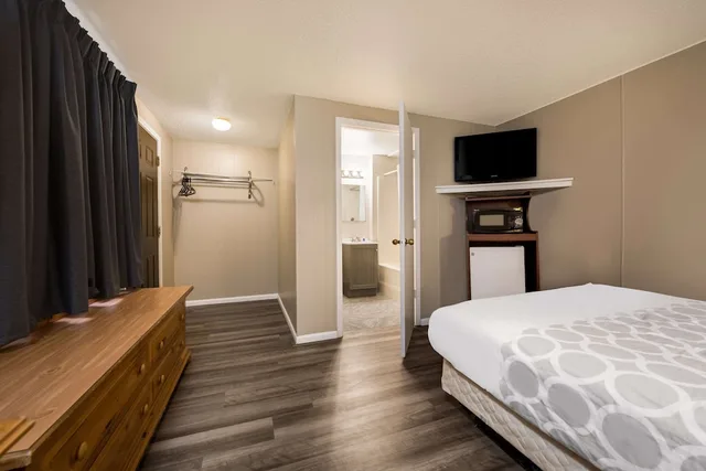 Room, Queen Bed, Accessible, Rodeway Inn La Crosse 2/3
