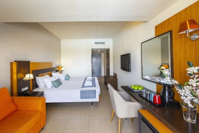 غرفة ديلوكس عائلية بسرير كوين بإطلالة على الحديقة مع أريكة، Leonardo Kolymbia Resort 1/10