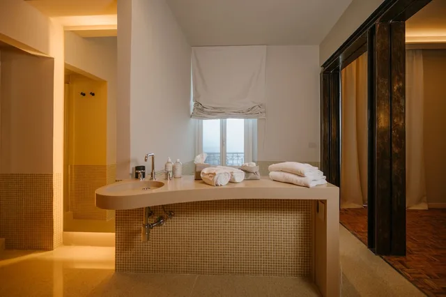 Signature, Suite, King Bed, Living and Dining Areas، Belvedere 2/2