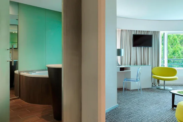 Design, Guest Room, King Bed, Sea View, Crystal Tower، Le Meridien Beach Plaza 8/10