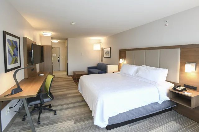 1 Bedroom, Suite, King Bed, Living Area, Holiday Inn Express Hotel Suites Richwood Cincinnati South 3/8