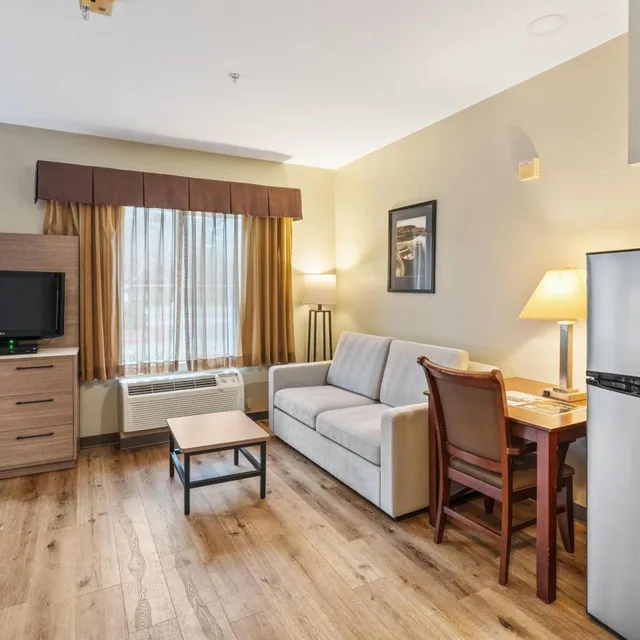 Suite, King Bed, Sofa, Kitchen, Hawthorn Suites by Wyndham Rancho Cordova/Folsom 3/10