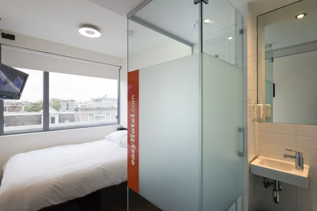 Small Double Room, easyHotel Amsterdam City Centre 9/12