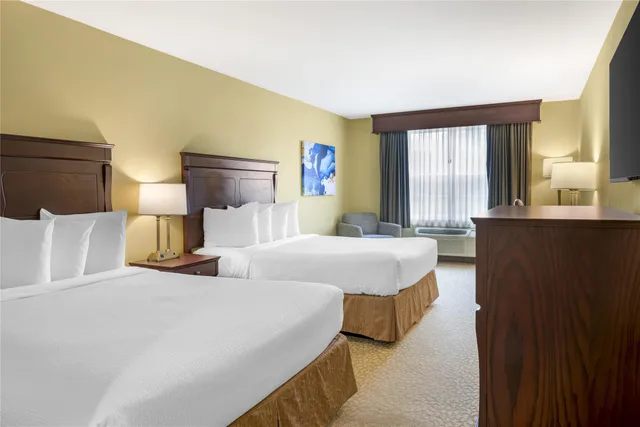 Room, 2 Queen Beds, Best Western Plus Grand-Sault Hotel & Suites 2/7