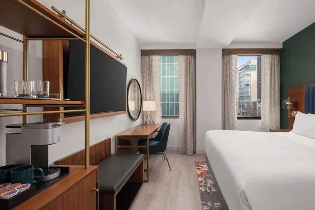 غرفة مفردة بسرير كينج بحوض استحمام لذوي الإعاقة، Hotel Ardent Dayton Downtown, Tapestry Collection by Hilton 3/4