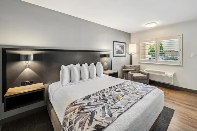 Standard, Queen Bed, Courtyard Area, Accessible، Best Western Plus Hilltop Inn 2/6