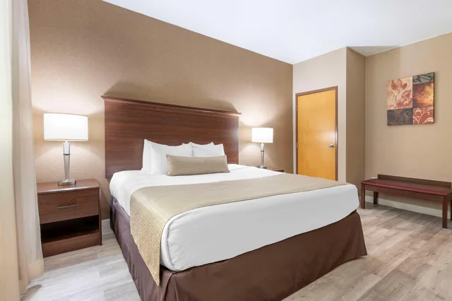 جناح بسرير كينج بشرفة بمنطقة جلوس بحوض جاكوزي، Best Western Circus City Inn 2/3