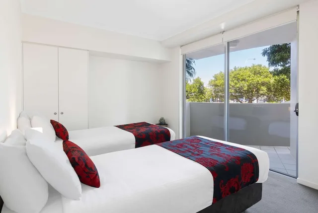 شقة بسرير كوين وسريرين منفصلين بغرفتي نوم، RAMADA BY WYNDHAM MARCOOLA BEACH 2/5