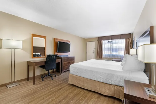 غرفة قياسية بسرير كينج، Surestay Plus Hotel By Best Western Salmon Arm 3/10