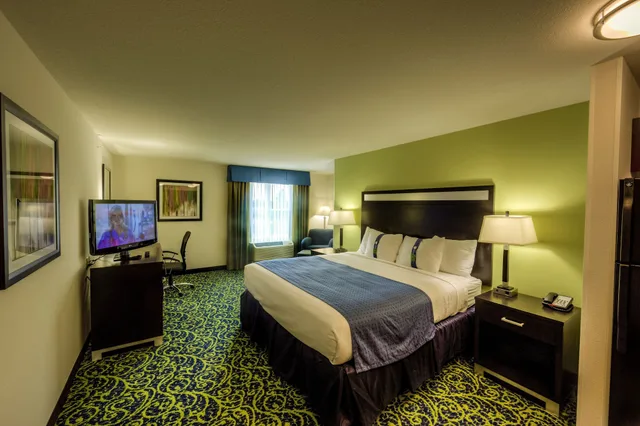 غرفة قياسية بسرير كينج بحوض استحمام لذوي الإعاقة، Holiday Inn Express Richmond by IHG 6/8