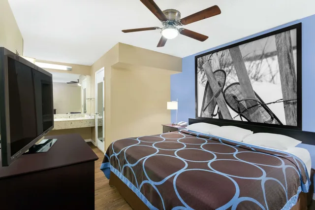 غرفة ديلوكس بسرير كينج، Super 8 by Wyndham Ellenton Bradenton Area 1/6
