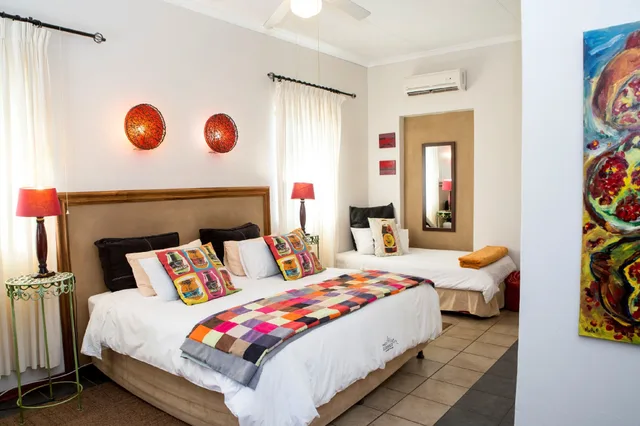 غرفة ديلوكس ثلاثية بسرير كينج وسرير فردي، Ons Dorpshuis Guest House 1/5