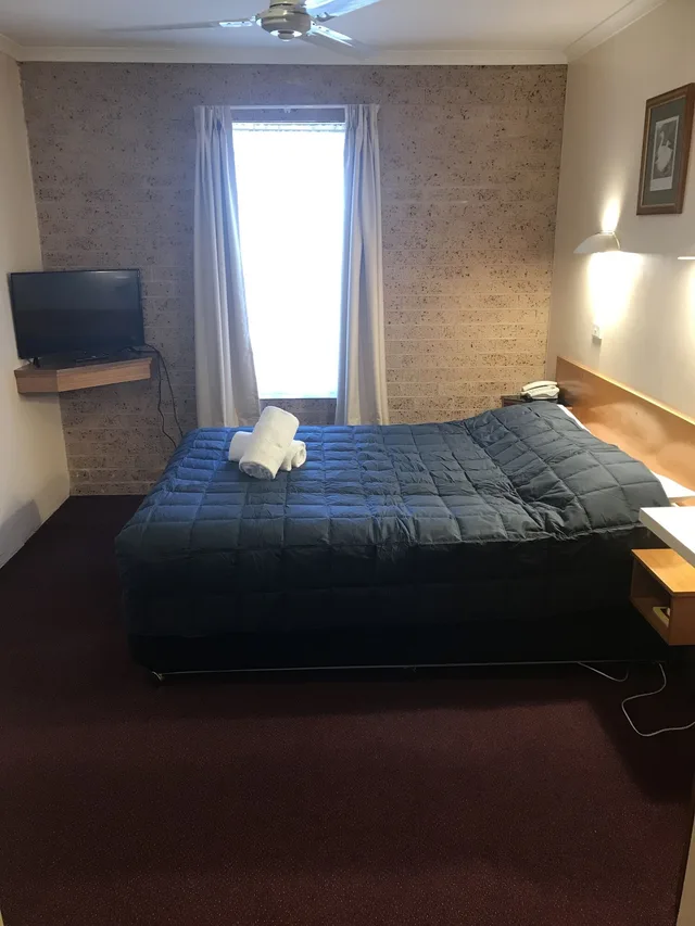 جناح عائلي عائلي بسرير كوين وسريرين فرديين بغرفتي نوم بمطبخ صغير، Cedar Lodge Motel 1/4