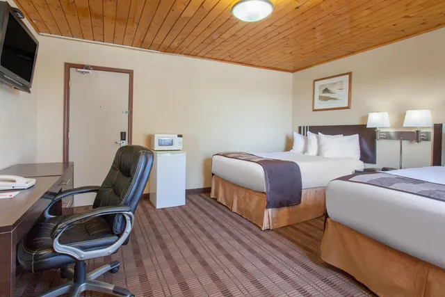 Upgrade, 2 Queen Beds، Econo Lodge Inn & Suites Medicine Hat Highway 1 7/10