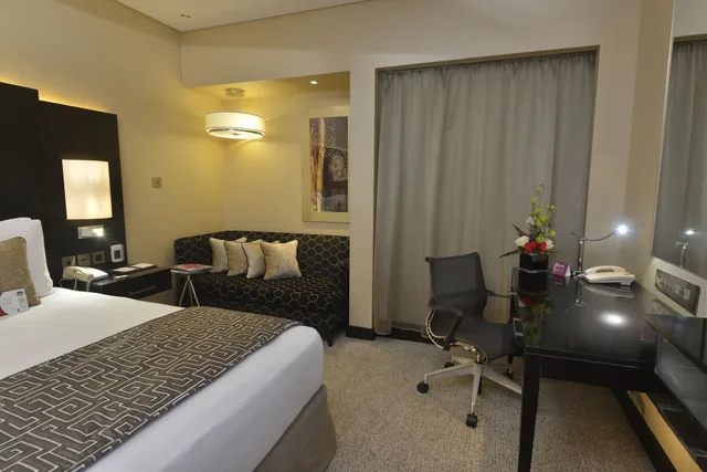 غرفة قياسية بسريرين منفصلين بإطلالة على الحديقة مع دخول صالة النادي لذوي الإعاقة، Crowne Plaza Bahrain 4/10