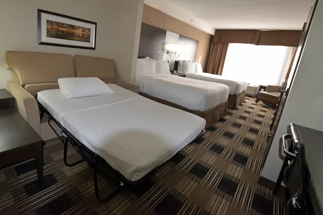 Suite, 2 Queen Beds, Extra Floor Space، Holiday Inn Express And Suites Ottawa East Orleans 3/10