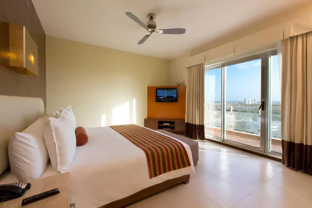 Beach, Standard، Krystal Urban Cancun 6/8