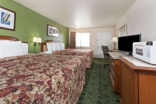 Room, 2 King Beds, Days Inn by Wyndham Westley, CA 4/6