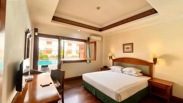 غرفة بسرير كينج بإطلالة على المسبح، KRESNA HOTEL WONOSOBO 3/9