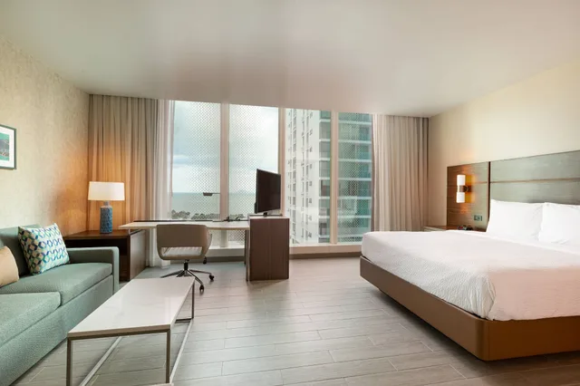 غرفة بسرير كينج بإطلالة على البحر مع أريكة، Residence Inn by Marriott Panama City 1/10