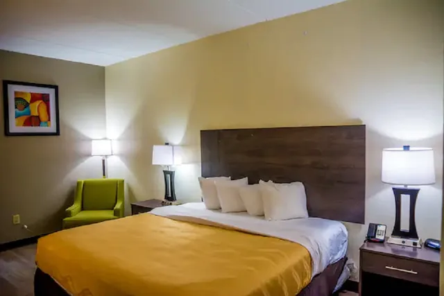 غرفة بسرير كينج بحوض استحمام، La Quinta Inn & Suites by Wyndham Fayetteville I-95 4/5