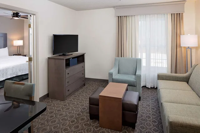 غرفة بسرير كينج بإطلالة على المتنزه، Homewood Suites by Hilton Minneapolis Mall of America 1/1