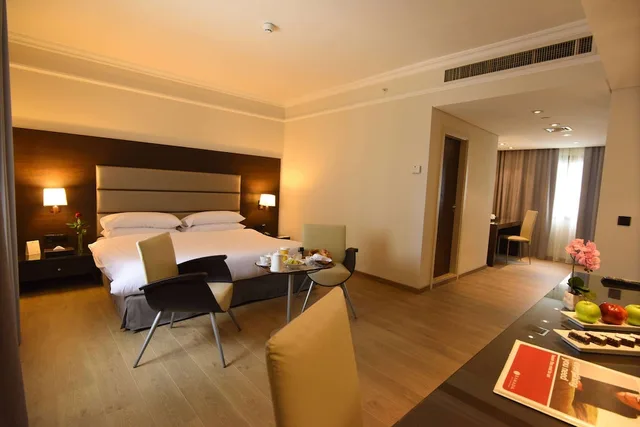 جناح بسرير كينج للمدخنين، Ramada By Wyndham Downtown Beirut 2/3
