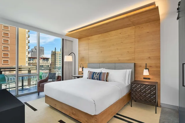 جناح بسرير كينج لذوي الإعاقة، Canopy By Hilton San Antonio Riverwalk 3/9