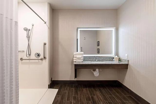 جناح، Comfort Suites Grove City Columbus South 3/3